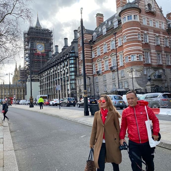 Silvia Rinita Harefa bersama Immanuel Ebenezer saat jalan-jalan ke luar negeri. [Instagram]